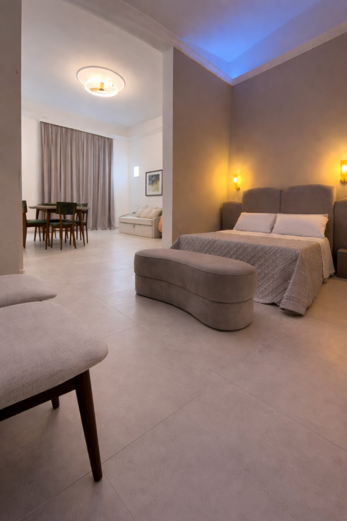 Suite elegante a Lecce con letto matrimoniale, zona living e arredamento moderno