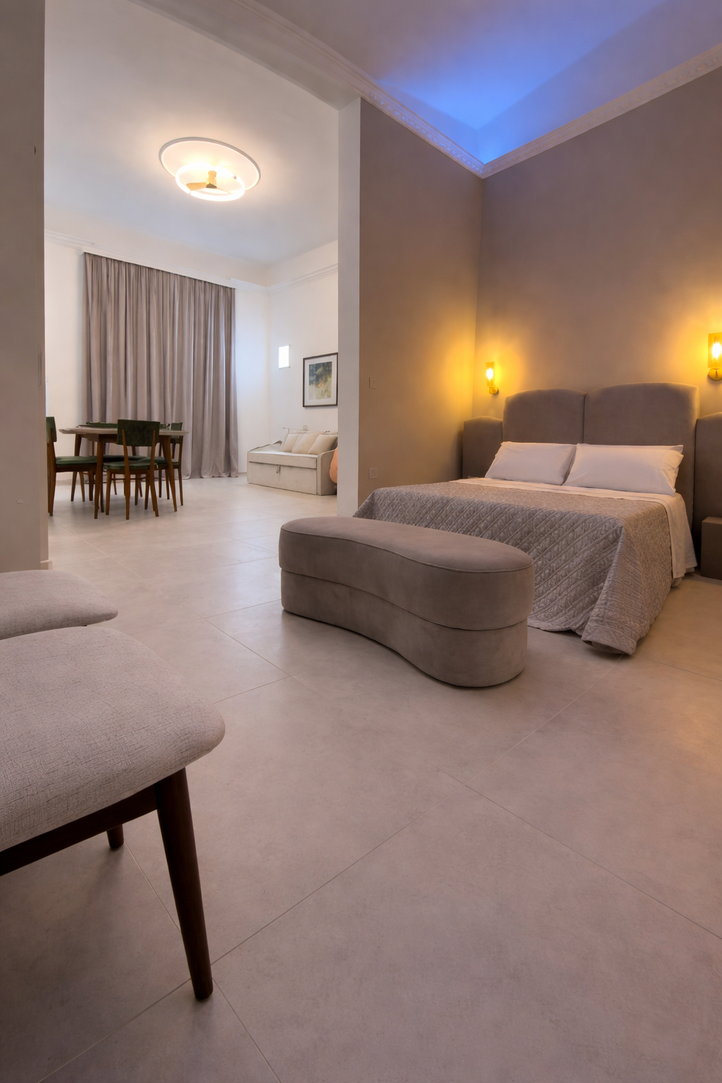 Suite elegante a Lecce con letto matrimoniale, zona living e arredamento moderno