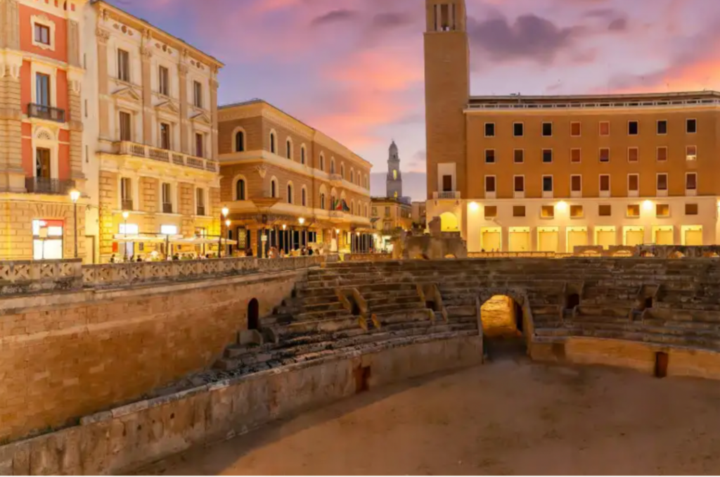 Anfiteatro Romano di Lecce illuminato al tramonto in Piazza Sant’Oronzo