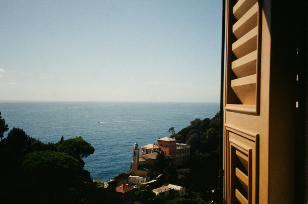 Vista mare evocativa che racconta l’atmosfera autentica e rilassante dei soggiorni firmati Ritucci Homes