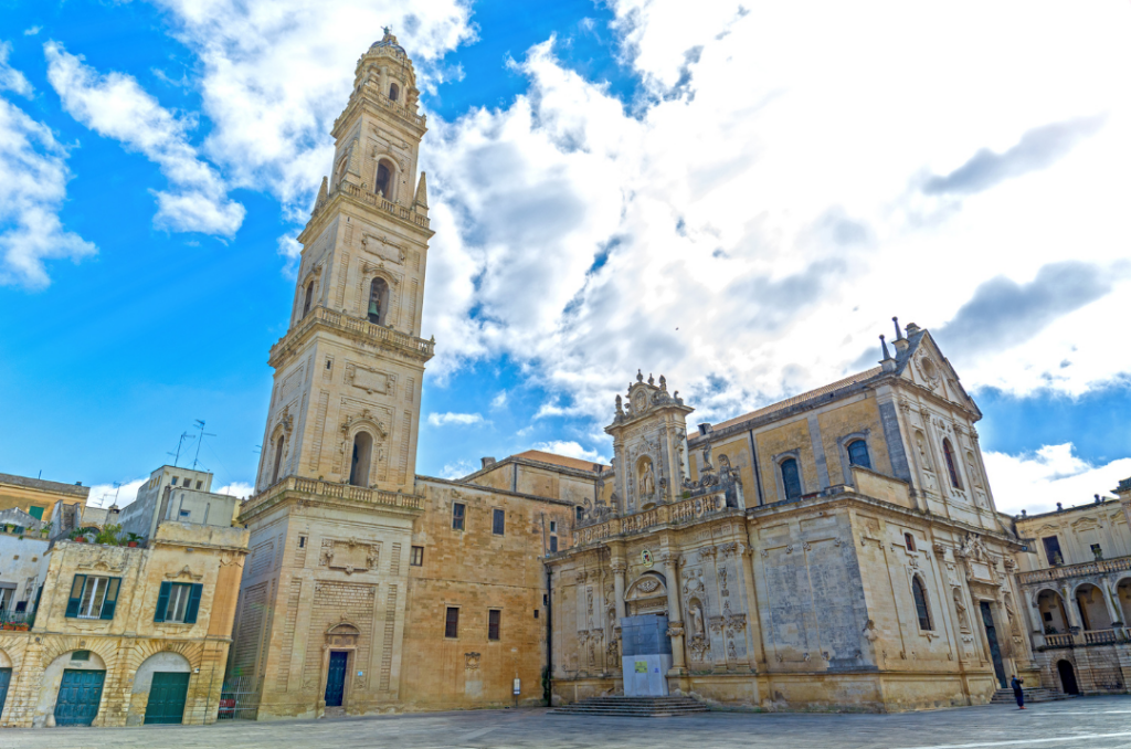 Cattedrale di Santa Maria Assunta e campanile in Piazza del Duomo a Lecce sotto un cielo luminoso