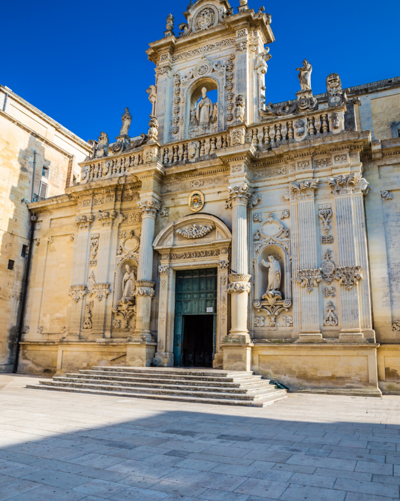 Cattedrale di Santa Maria Assunta a Lecce in Piazza del Duomo illuminata di sera con campanile barocco