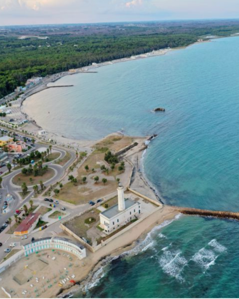 Veduta panoramica di San Cataldo con il faro, la spiaggia e il mare della costa leccese