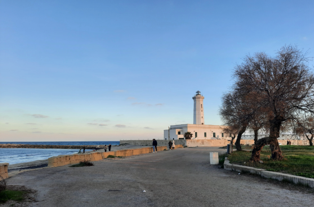 Passeggiata sul mare con faro a San Cataldo, marina di Lecce