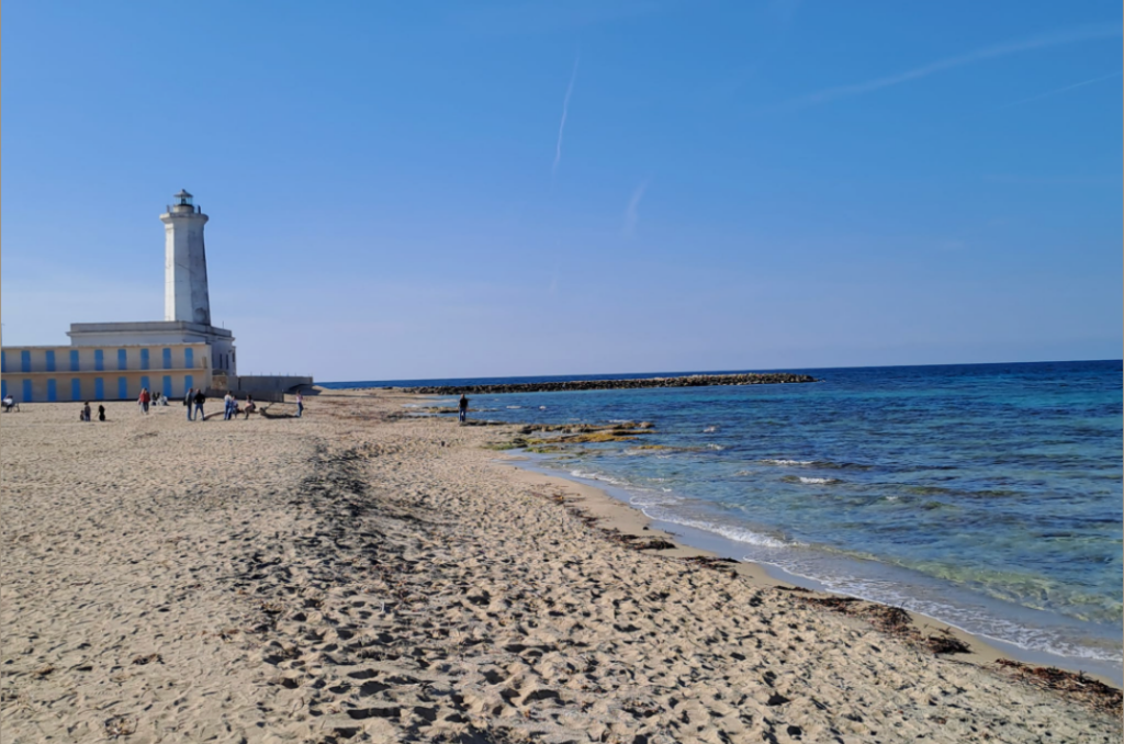 Faro di San Cataldo sul mare della marina di Lecce con costa rocciosa e acqua turchese