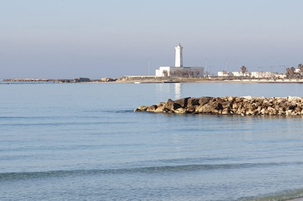 Vista del faro di San Cataldo sul mare calmo della marina di Lecce