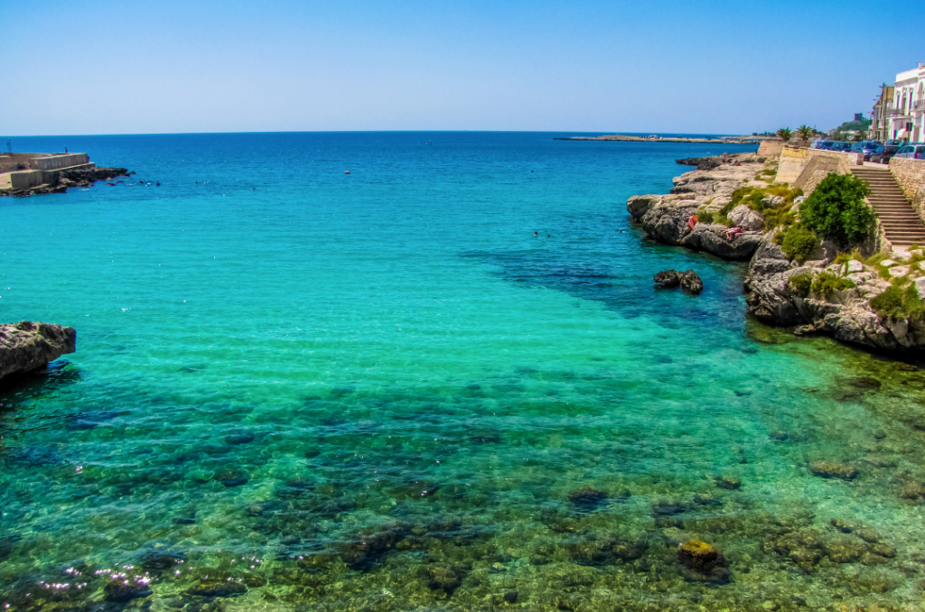 Mare cristallino del Salento con scogliera e costa affacciata sull’acqua turchese