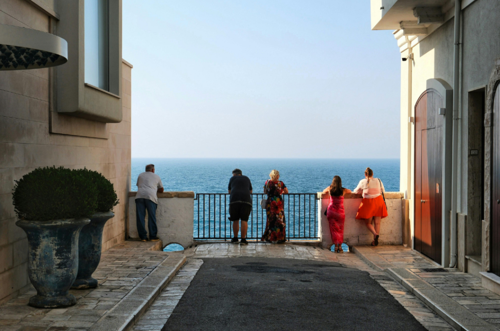 Belvedere sul mare a Polignano a Mare con scorcio tra le case e vista sulla costa