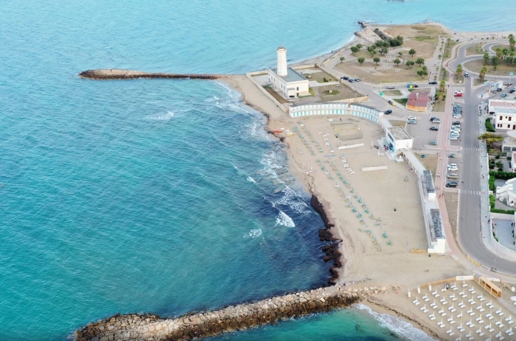 Vista aerea di San Cataldo, marina di Lecce, con faro, spiaggia e mare cristallino