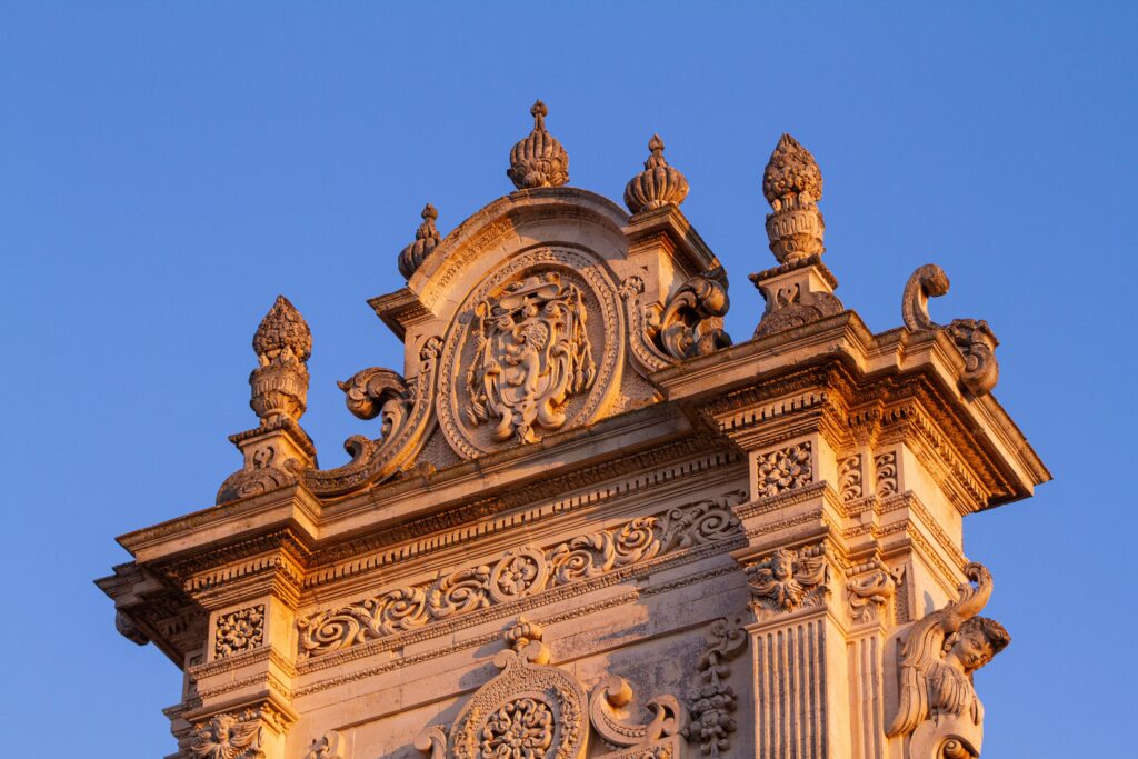 Dettaglio architettonico barocco di un edificio storico a Lecce illuminato dalla luce calda del tramonto