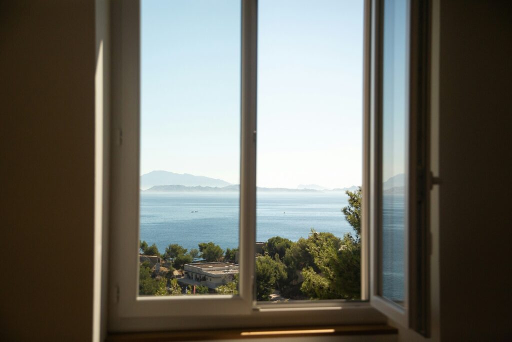 Vista panoramica sul mare da una finestra aperta, immagine che richiama il relax dei soggiorni Ritucci Homes