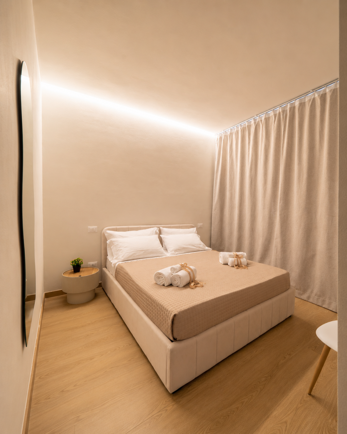 Interno della suite a Polignano a Mare con camera luminosa, letto matrimoniale e arredi moderni