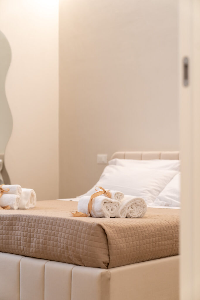Zona notte della suite a Polignano a Mare con stile minimale e atmosfera rilassante