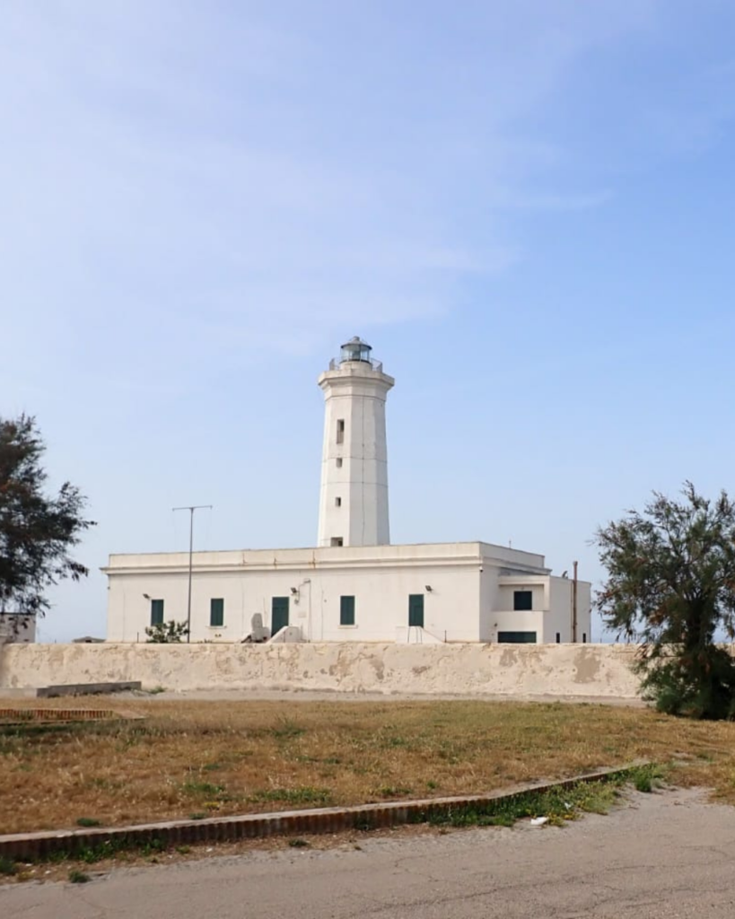 Faro di San Cataldo nella marina di Lecce, simbolo della costa adriatica salentina