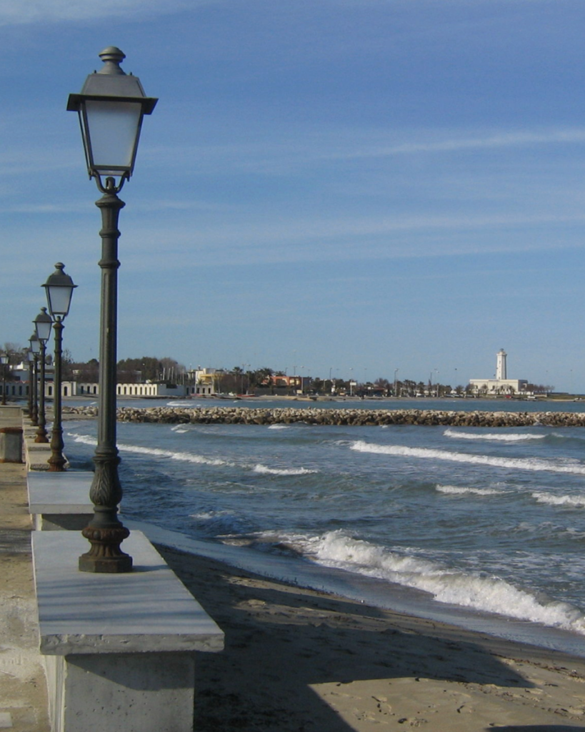 Lungomare di San Cataldo con il faro sullo sfondo e il mare della marina di Lecce