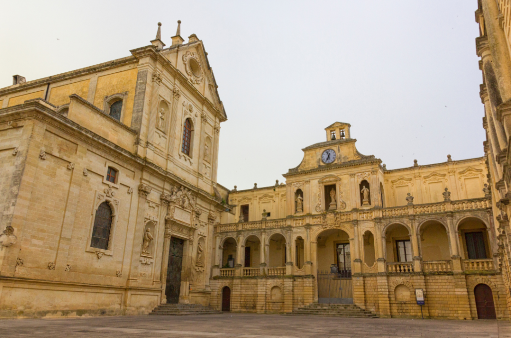 Piazza monumentale nel centro di Lecce con edifici storici e architettura barocca