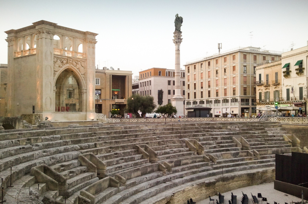 Anfiteatro Romano di Lecce in Piazza Sant’Oronzo con la Colonna di Sant’Oronzo sullo sfondo