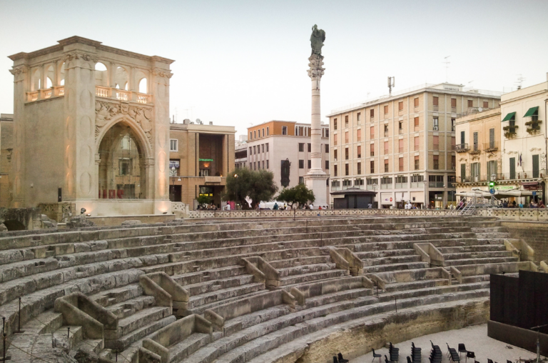 Anfiteatro Romano di Lecce in Piazza Sant’Oronzo con la Colonna di Sant’Oronzo sullo sfondo