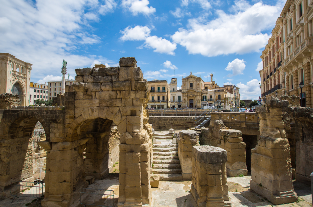 Rovine dell’Anfiteatro Romano di Lecce in Piazza Sant’Oronzo sotto un cielo azzurro